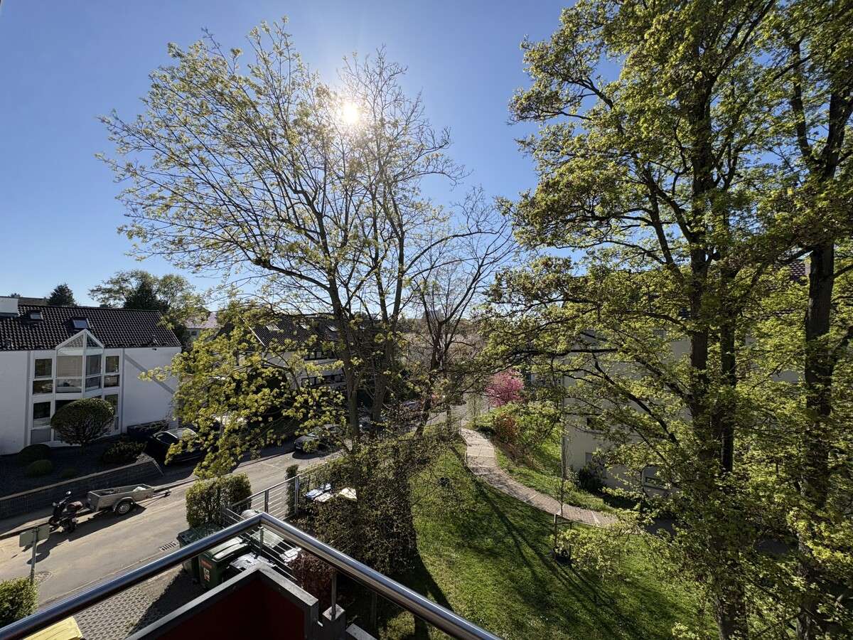 4-Zimmer-Wohnung mit 2 Balkonen ins Grüne, Garage & Gestaltungspotenzial in Ludwigsburg, Ludwigsburg Kreis – Bild 1
