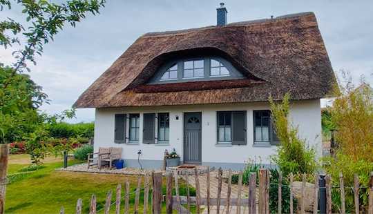 Bild von Wunderschönes Reetdachhaus in ruhiger und strandnaher Lage in Groß Schwansee- courtagefrei