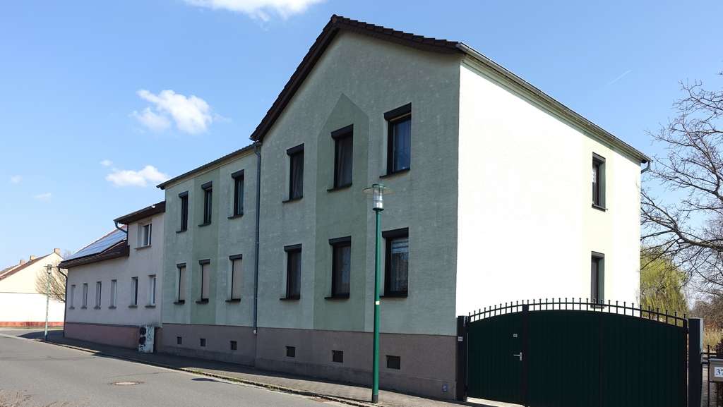 Immobilie in Elsterwerda - Gepflegtes MFH mit drei Wohneinheiten, großem Grundstück und vielseitigem Nebengelass - Bild 1