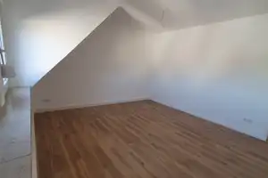 Ansprechende 3-Raum-Dachgeschosswohnung mit Einbauküche, Erstbezug nach Sanierung – Sülmerstr 53, 74072 Heilbronn – Vorschaubild 3