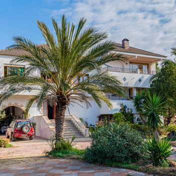 Unglaubliche Villa mit 900 Quadratmetern Wohnfläche auf einem 3000 Quadratmeter großen Grundstück.