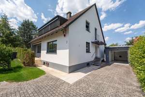 Gemeinsam wohnen, getrennt leben - Modernes Zweifamilienhaus mit Doppelgarage und Garten
