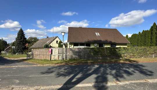 Bild von Einfamilienhaus mit Doppelgarage auf dem Dorf!