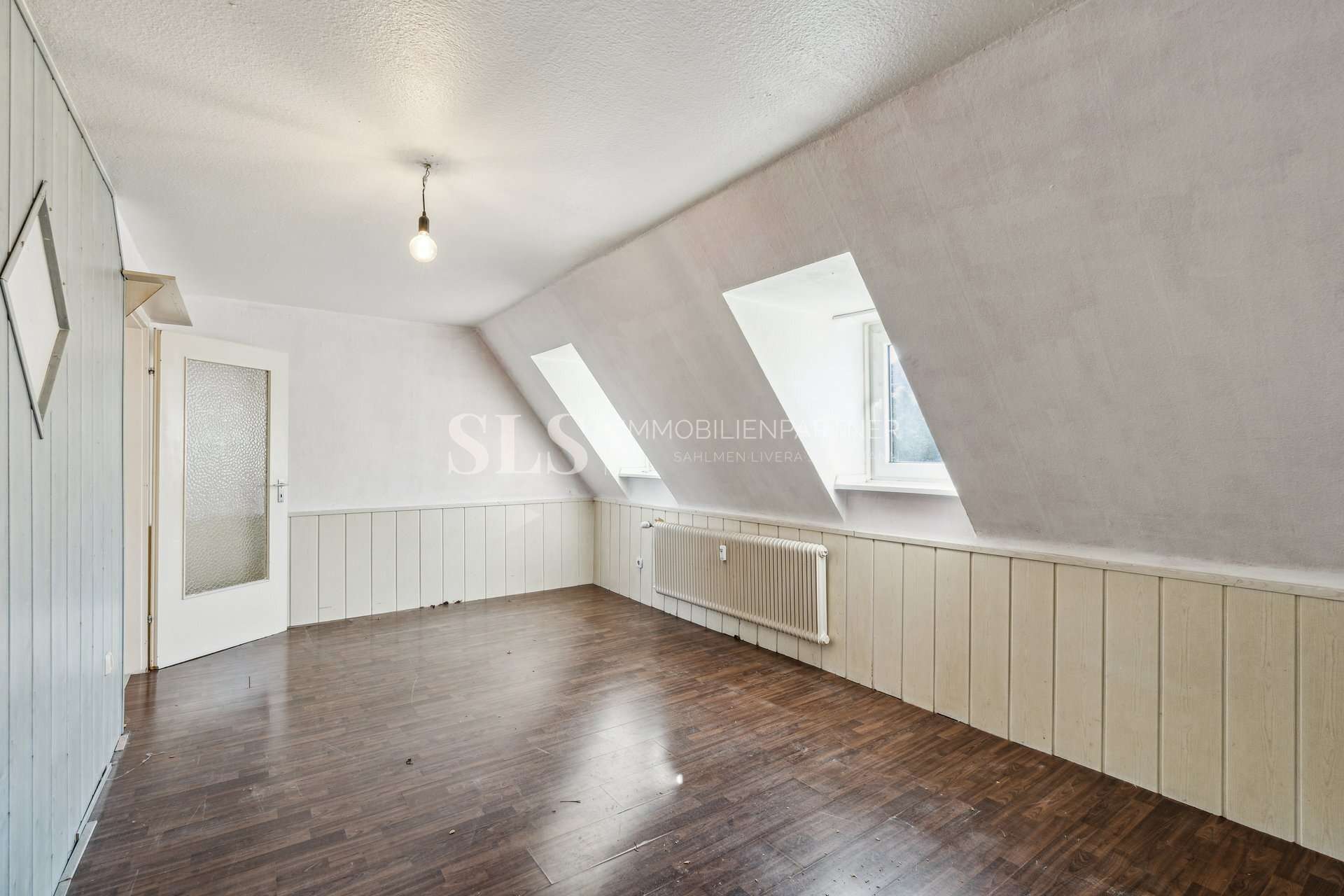 Charmante Dachgeschosswohnung mit Modernisierungsspielraum in bahnhofsnaher Wohnlage, Kleve Kreis – Bild 3