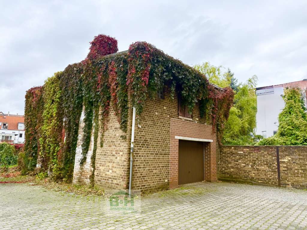 Immobilie in Bitterfeld-Wolfen - Mehrfamilienhaus mit eigener Zufahrt, Garage & Stellplätzen – attraktives Renditeobjekt in Bitterfel - Bild 2