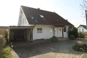 Charmantes Einfamilienhaus mit 6 Zimmern, großem Garten und Carport in gehobener Nachbarschaft – Die vollständige Adresse der Immobilie erhältst du vom Anbieter., 34308 Bad Emstal – Vorschaubild 1