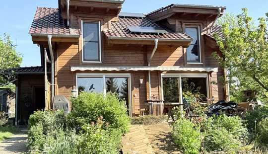 Bild von Naturidylle trifft Wohnkomfort – Charmantes Holzhaus mit Schwimmteich in traumhafter Feldrandlage