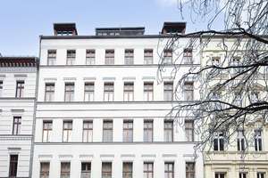 Klassischer Altbau mit Dielenboden und Balkon zwischen Prenzlauer Berg und Mitte – Die vollständige Adresse der Immobilie erhältst du vom Anbieter., 10119 Prenzlauer Berg, Berlin – Vorschaubild 2