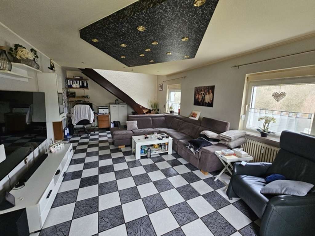 Immobilie in Daun - Großzügiges und geräumiges Zweifamilienhaus mit viel Nutzfläche - Ideal für gewerbliche Nebenutzung - Bild 2