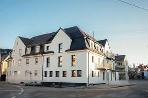 Exklusive, kernsanierte Dachgeschosswohnung mit Dachspitz und Loggia in Augsburg-Pfersee
