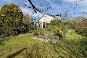 Wohnen auf dem Laurensberg - Wohnhaus auf großem Grundstück mit Außenpool