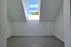 Großzügige 3-Zimmer-DG Wohnung mit Westbalkon – Leienfelsstr 21a, 81243 Aubing-Süd, München – Vorschaubild 9