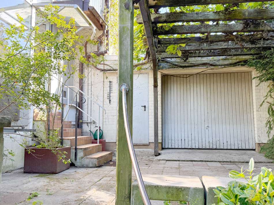 Terrasse mit Zugang zur Garage