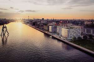 WOHNEN AN DER SPREE: Cityapartment in Berlins ikonischem WAVE mit Einbauküche + Balkon – Stralauer Allee 14a, 10245 Friedrichshain, Berlin – Vorschaubild 7