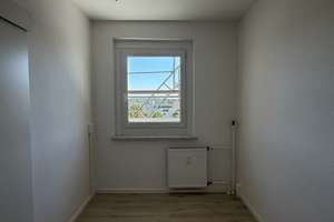 Ideal für Singles oder Pärchen - In Sanierung mit Balkon und Wannenbad! – Naumburger Ring 32, 12627 Hellersdorf, Berlin – Vorschaubild 5