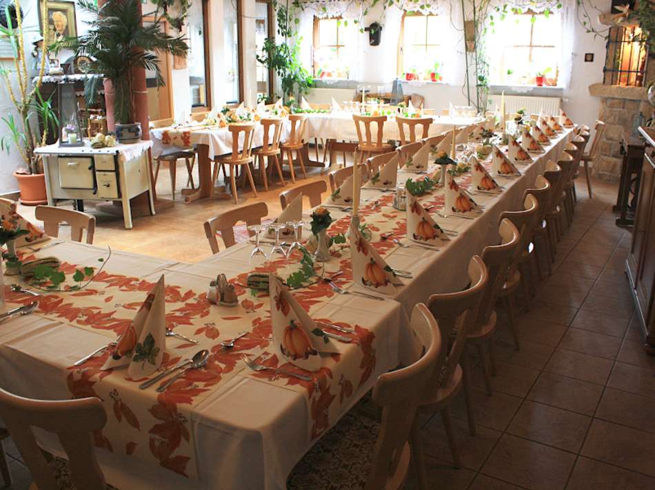 Gastraum mit gedeckter Tafel