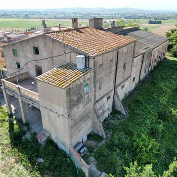 Zu restaurierendes Bauernhaus nur 5 Minuten von Figueres entfernt