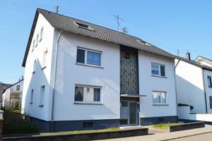 Schöne 2-Zimmer-DG-Wohnung in gutem Zustand mit Garage