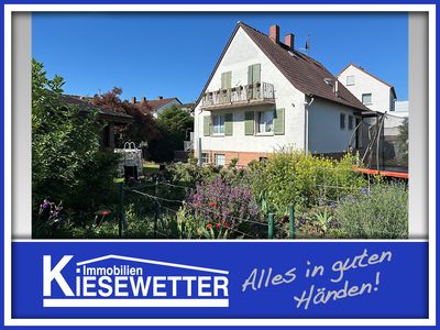 Freistehendes Einfamilienhaus mit Anbau, Nebengebäude und großzügigem Grundstück in ruhiger Wohnlage