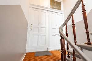 SOFORT BEZUGSFREI! Schöne 2 Zimmer Altbau-Wohnung nur wenige Gehminuten vom KADEWE entfernt. – Die vollständige Adresse der Immobilie erhältst du vom Anbieter., 10787 Schöneberg, Berlin – Vorschaubild 9