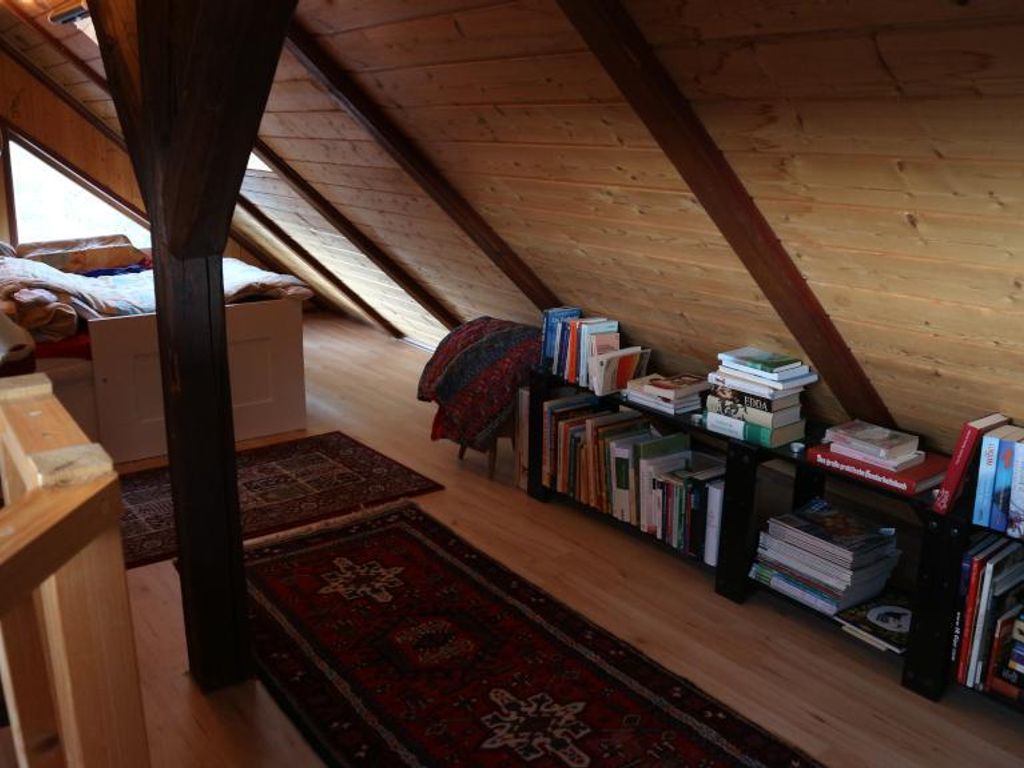 Schönes 25m² WG-Zimmer auf zwei Etagen mit Wendeltreppe für ein halbes Jahr