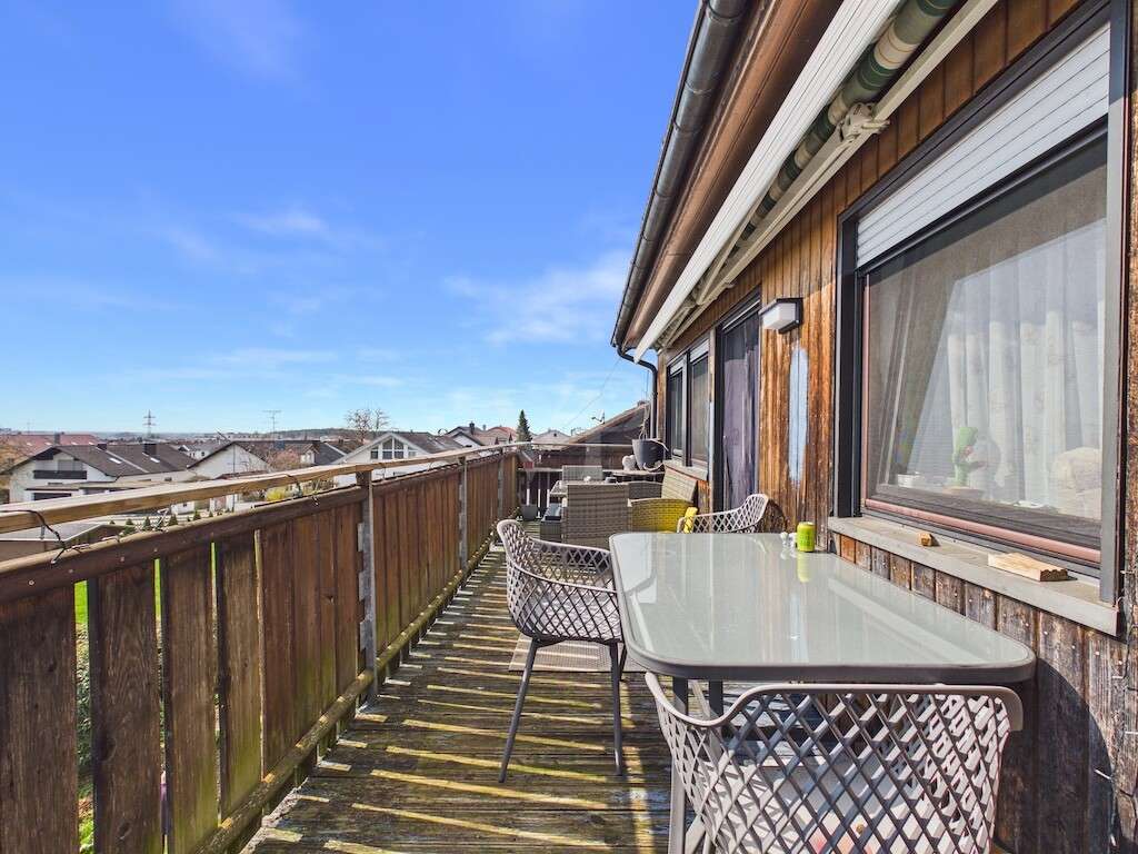 Immobilie in Hepberg - Große, sonnige 4 ZKB Wohnung im 1. OG mit herrlichem Balkon-Weitblick und Garten - Bild 3