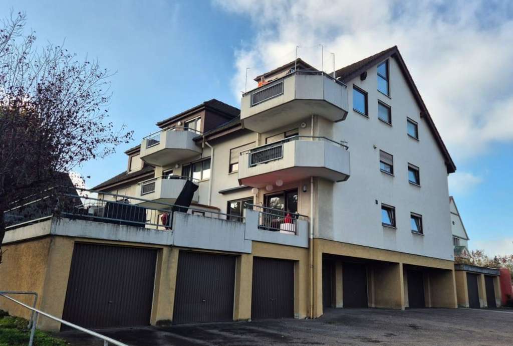 Gepflegte helle Wohnung mit Balkon und Garage