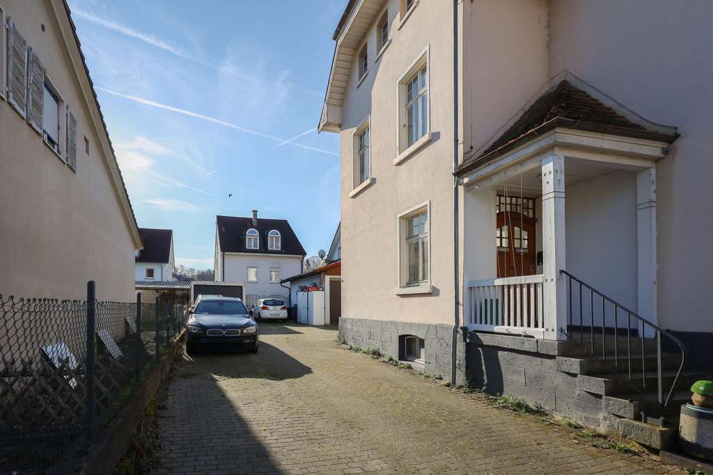 Immobilie in Schopfheim - Attraktives, voll vermietetes 3-Familienhaus mit Garage & Stellplätzen - Bild 3