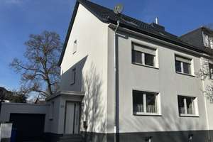 Ein Haus mit viel Platz, guter Raumaufteilung und einem pflegeleichten Garten – ideal für Familien, 