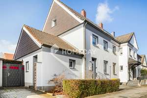 Charmantes Reihenendhaus mit Kamin, Pool und  Garten – Wohnen mit Geschichte und Komfort