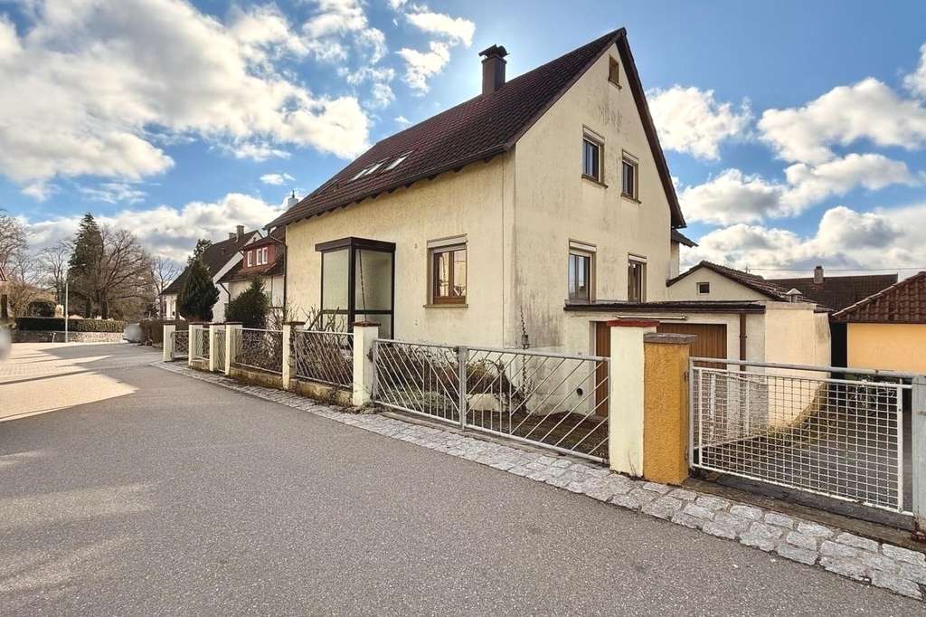 Immobilie in Vaihingen an der Enz - Wohnen mit Panorama und Schlossblick - Zweifamilienhaus mit Entwicklungspotential - Bild 1
