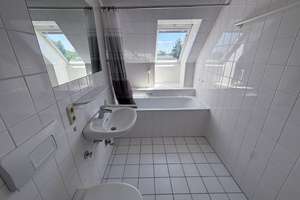 Maisonettewohnung mit 2 Zimmern, Balkon, Küche, Bad, Gäste-WC mit Tiefgaragenstellplatz & Aufzug – Die vollständige Adresse der Immobilie erhältst du vom Anbieter., 40597 Benrath, Düsseldorf – Vorschaubild 12