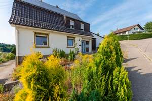 Schickes Ein- bis Zweifamilienhaus mit großem Garten, PV-Anlage und Ausbaupotenzial in Bretten-Ruit – Die vollständige Adresse der Immobilie erhältst du vom Anbieter., 75015 Bretten – Vorschaubild 2