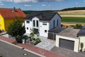 Modern. Effizient. Bezugsfrei: Neuwertiges Einfamilienhaus mit unverbaubarem Weitblick – Die vollständige Adresse der Immobilie erhältst du vom Anbieter., 97222 Rimpar – Vorschaubild 2