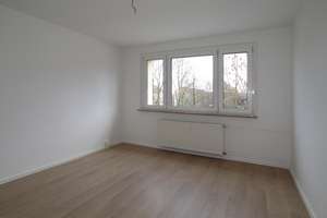 Sonnenbalkon... neues Laminat... Bad mit Fenster... – Lortzingstraße 21, 9119 Kapellenberg, Chemnitz – Vorschaubild 3