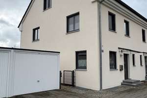 Hochwertige  DHH mit 160m² WF, inkl. Einbauküche und Kaminofen, keine Käuferprov. – Stumpfenbacher Straße 41b, 85250 Altomünster – Vorschaubild 1