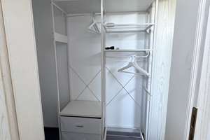 Helle, frisch renovierte und voll möblierte 1-Zimmer-Dachgeschosswohnung mit Zusatzraum – Hofgartenweg 4, 93051 Kumpfmühl-Ziegetsdorf-Neuprüll, Regensburg – Vorschaubild 6