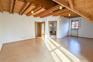 Gemütliches Ambiente mit Dachstudio + 3 Zimmer Wohnung, Stellplatz, Einbauküche
