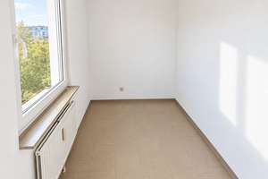 Bezugsfertige, energetisch modernisierte 2-Zimmer-Wohnung mit idealem Schnitt, Aufzug & TG – 50825 Neuehrenfeld, Köln – Vorschaubild 2