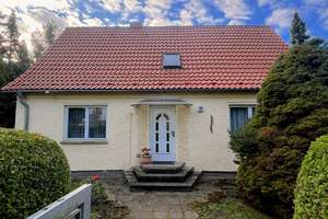 NEUER PREIS|1.056m² Sonnengrundstück in Südlage, charmante Einfamilienhaus, Garage, viel Nebengelass – Die vollständige Adresse der Immobilie erhältst du vom Anbieter., 13125 Buch, Berlin – Vorschaubild 1