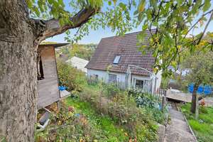 Charmantes Haus in Südlage mit großzügigem Garten, Garage, Stellplatz, Hühnerhaus & Geräteschuppen – Die vollständige Adresse der Immobilie erhältst du vom Anbieter., 97080 Dürrbachtal, Würzburg – Vorschaubild 2
