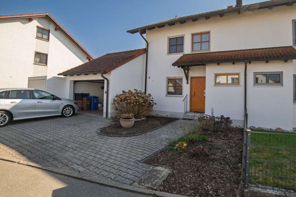 Immobilie in Straßkirchen - Familienoase in Straßkirchen: 164 m² DHH mit Kachelofen & Top-Zukunftspotenzial - provisionsfrei! - Bild 0