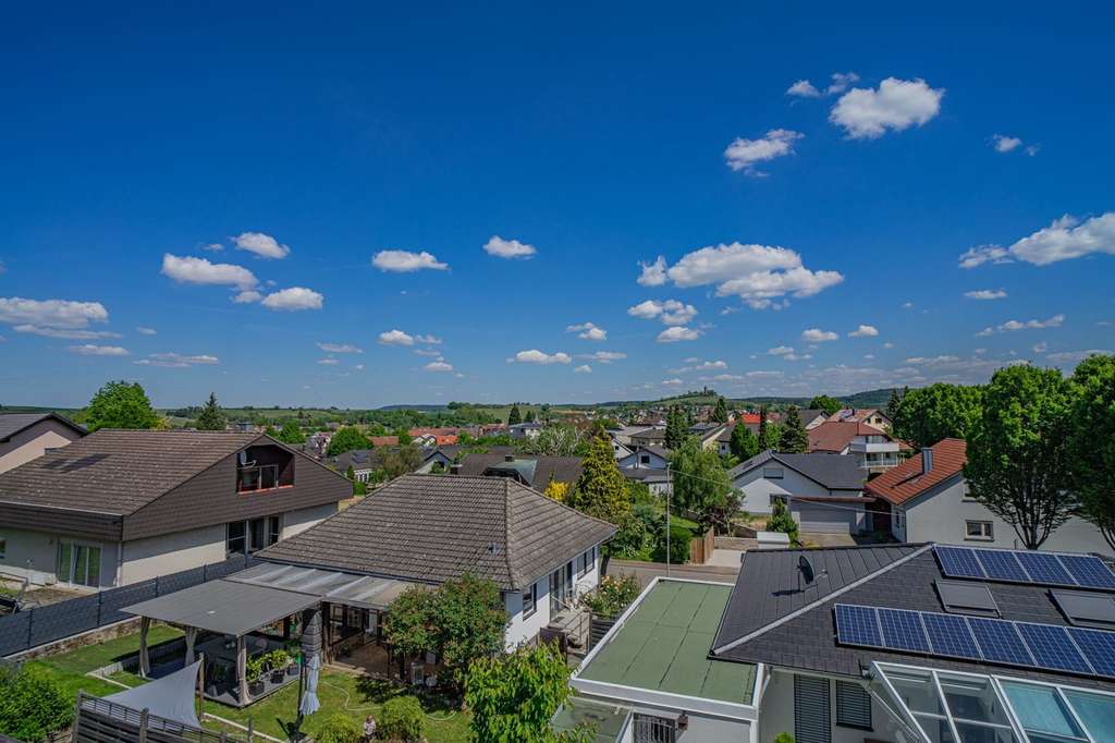 Immobilie in Sulzfeld - Attraktives Wohnambiente mit Ausblick und großzügigen Außenbereichen - Bild 0