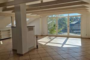 Großzügige 3-Zimmer-Dachgeschosswohnung mit Kaminofen, Gartenmitnutzung und Carport