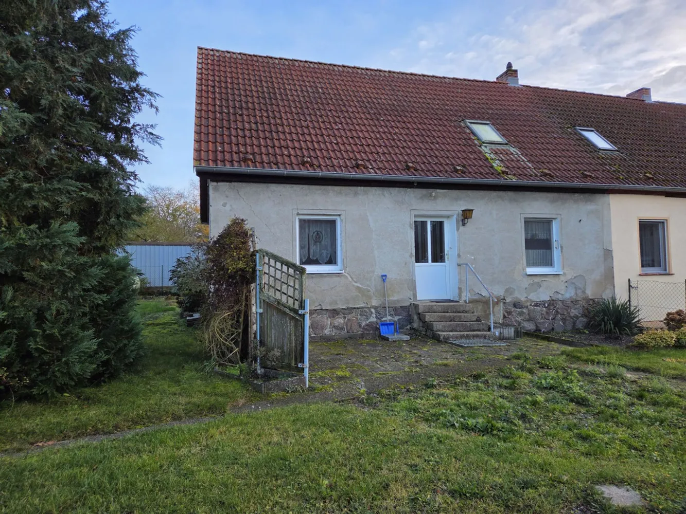 LÄNDLICHE KLEINE DOPPELHAUSHÄLFTE AUF SCHÖNEM GRUNDSTÜCK, Vorpommern Greifswald Kreis – Bild 1