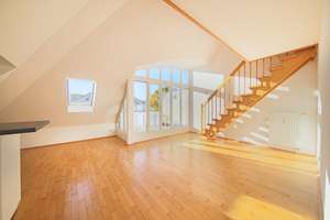 Charmante Dachgeschoss-Maisonettewohnung mit traumhaftem Westbalkon in ruhiger Lage! – Die vollständige Adresse der Immobilie erhältst du vom Anbieter., 81827 Waldtrudering, München – Vorschaubild 2