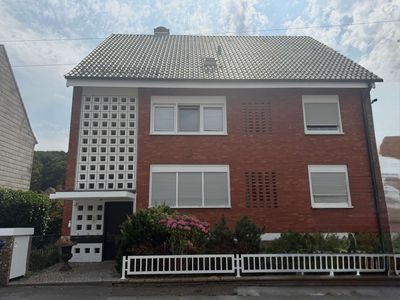 Freistehendes Dreifamilienhaus mit großem Garten, Saunahaus, Doppelgarage und Lager zu verkaufen