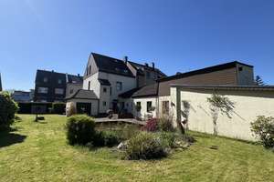 Ich bin ein Zwei- bis Dreifamilienhaus mit Geschichte – stilvoll, urig und mit wunderschönem Garten.