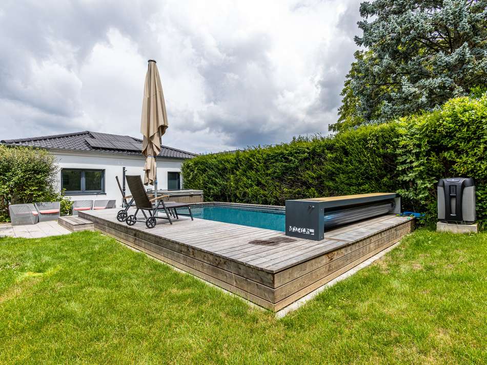 Pool mit Blick auf das Haus