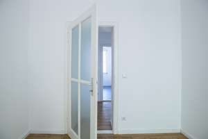 Für Stadtliebhaber: 2-Zimmer-Wohnung mit Balkon und modernem Tageslichtbad nahe Boxhagener Platz – Simplonstraße 53a, 10245 Friedrichshain, Berlin – Vorschaubild 2